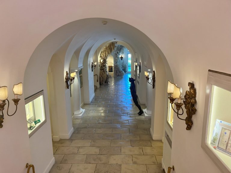 エレベーターホールフロント階