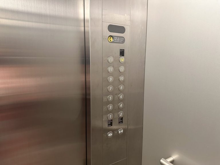 エレベーター内(2)