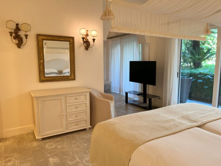 ベッド方向からTV(1)