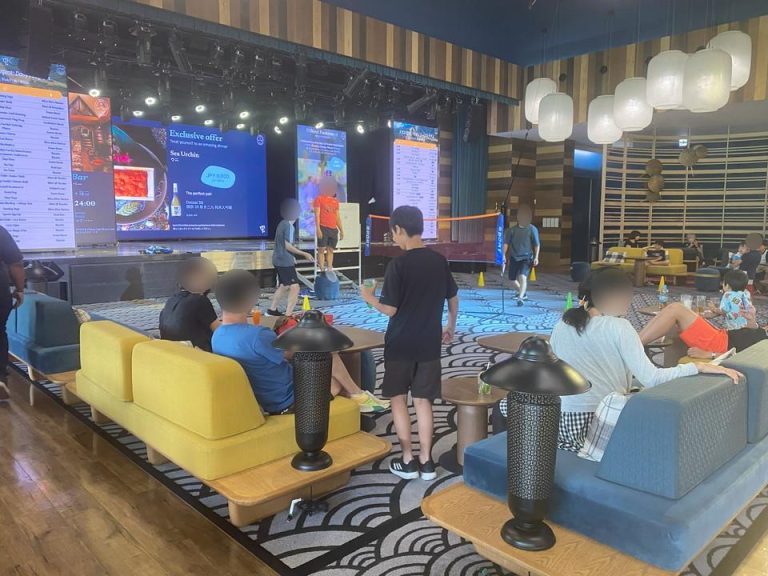 カフェ(で行われていたバドミントン試合)