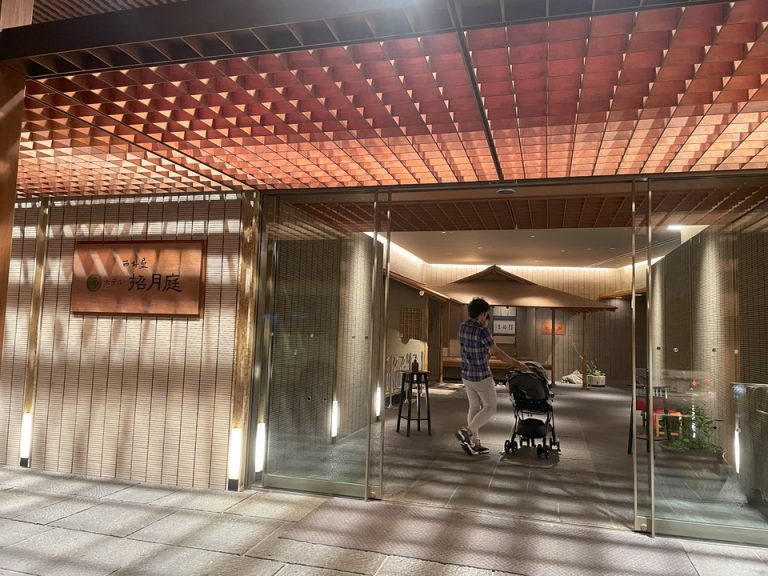 エントランスホール 夜