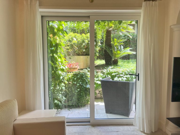 客室全体(窓際方向)