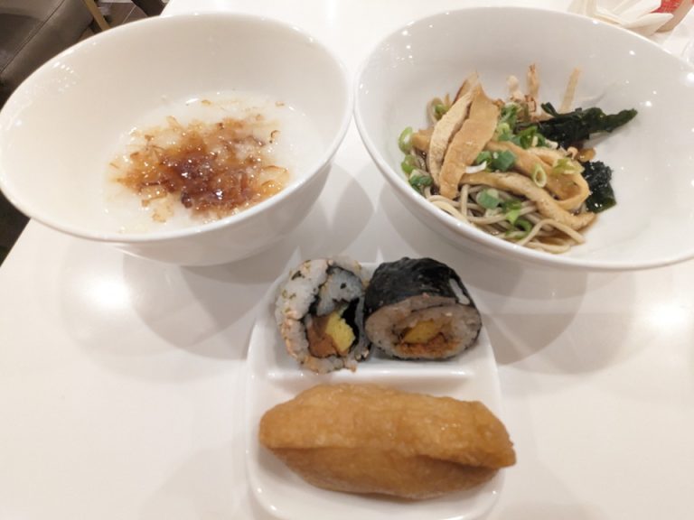 和食もあります。巻き寿司、稲荷、きつねそば(うどん)、お粥