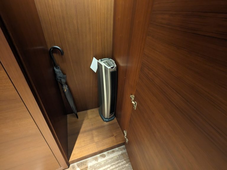 クローゼット内観右側 傘、空気清浄機