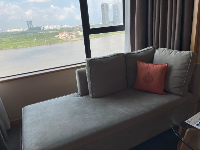 ソファー_客室窓