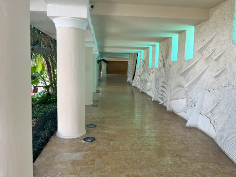 ホテルの入り口までのアプローチ