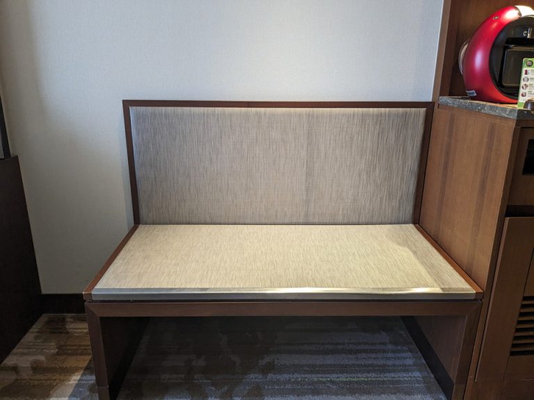 荷物置き台TV横