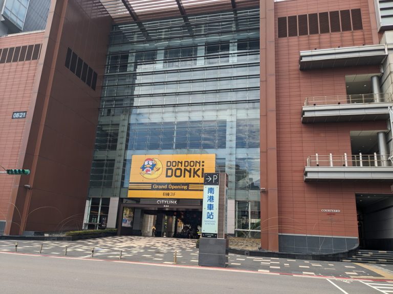 右にホテル専用エントランス、3階にはドン・キホーテも(8_22オープン)