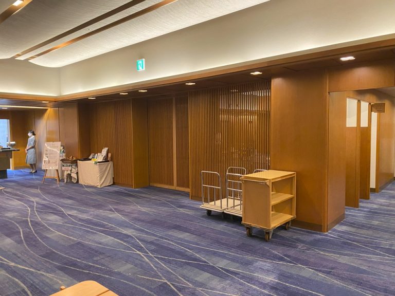 エントランス ロビー側から