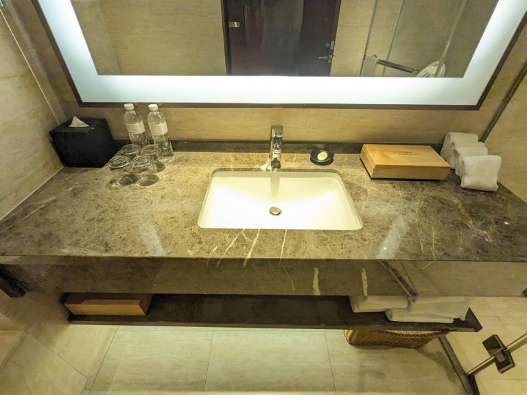 洗面台全体、水2本あり