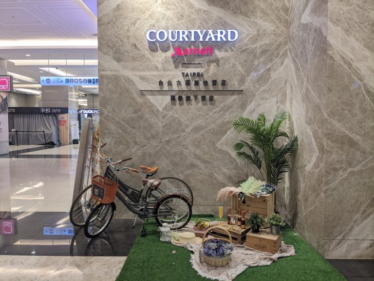 B棟入るとホテルのロゴあり