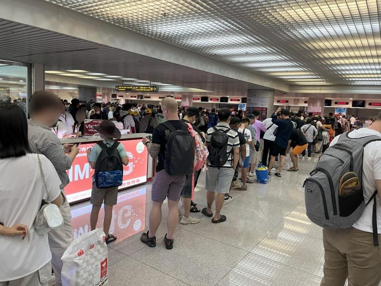 到着時の空港は大混雑