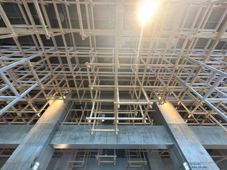 ロビーフロア天井