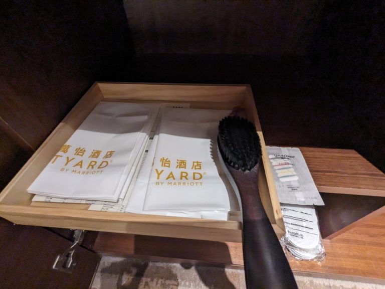 クローゼット内観、クリーニング袋、衣類ブラシ、裁縫セット