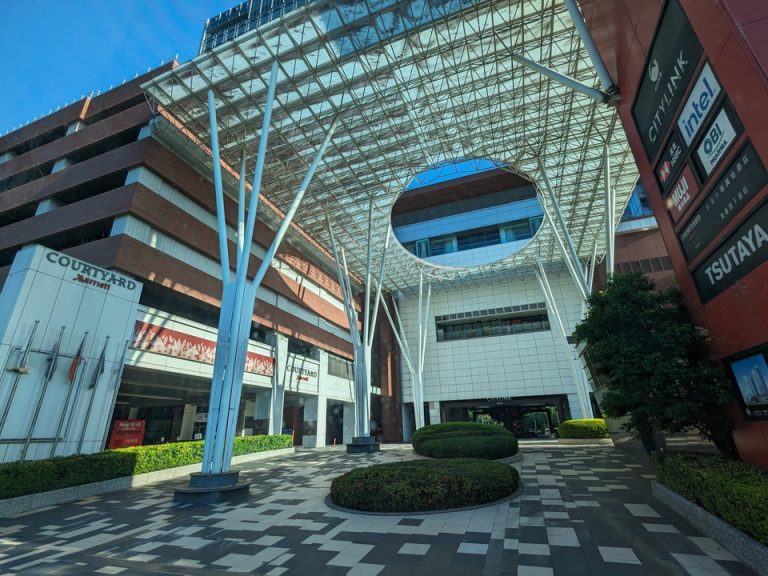 南側(ホテル専用地下駐車場あり)外観