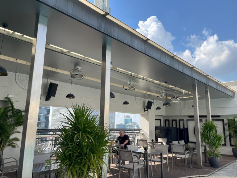 プール横のルーフトップレストラン