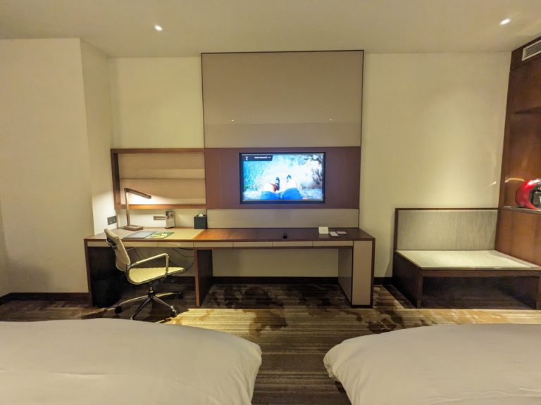 ベッド方向からTV