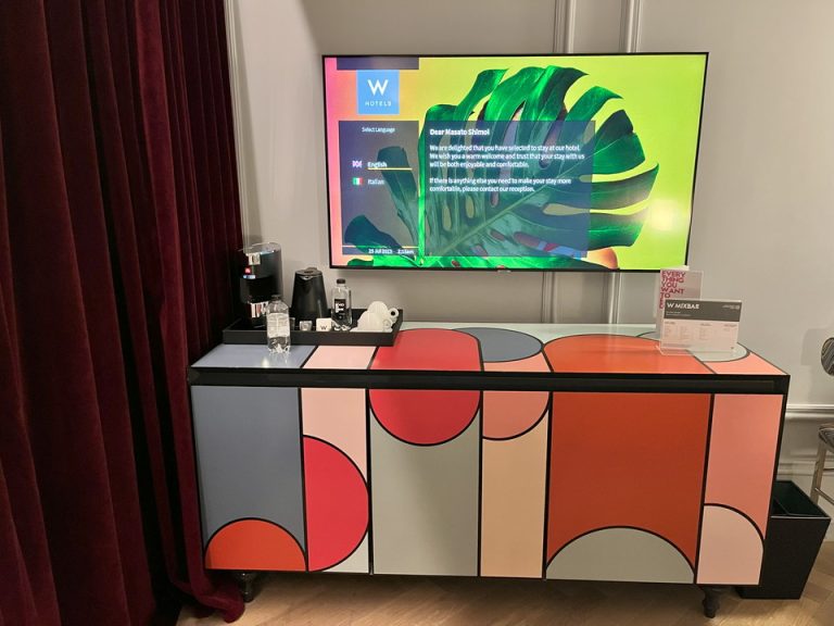 ベッド方向からTV