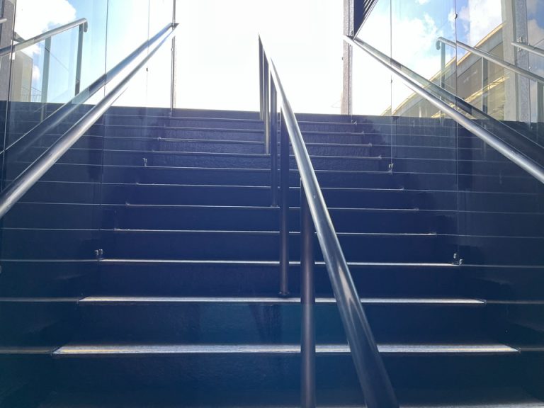 プールへの階段