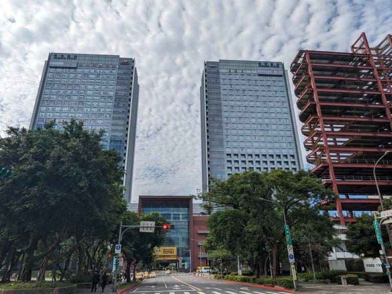 建物外観昼(左がA棟、右がB棟ホテルはB棟)