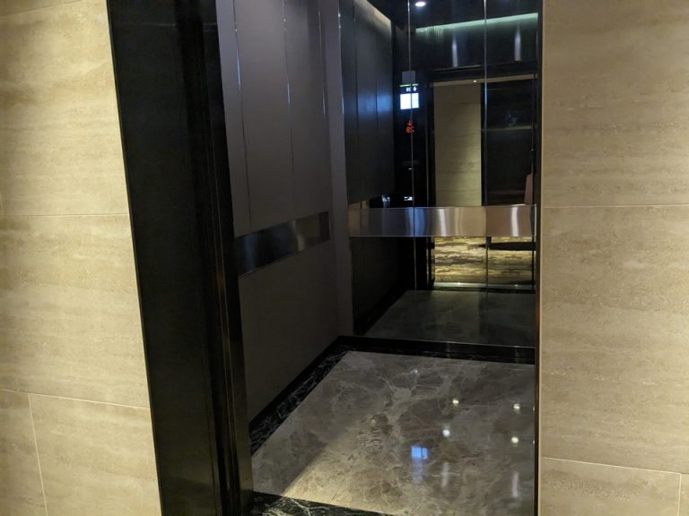 エレベーター内観