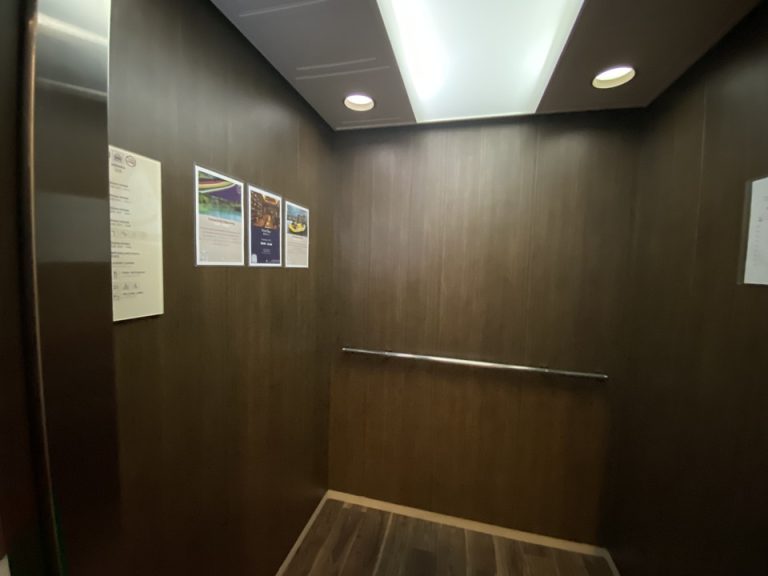 エレベーター内観