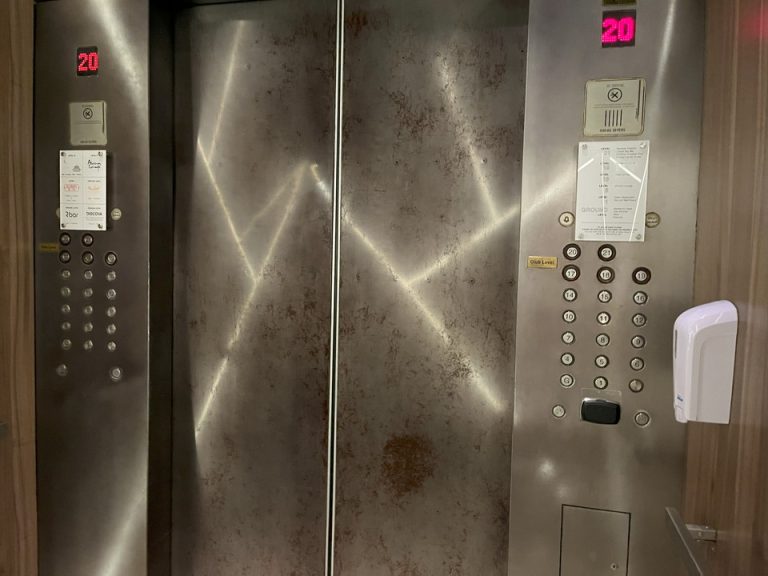 エレベーター内観