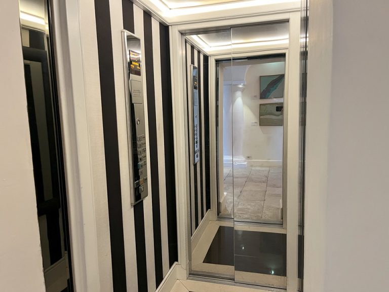 エレベーター内観(3)