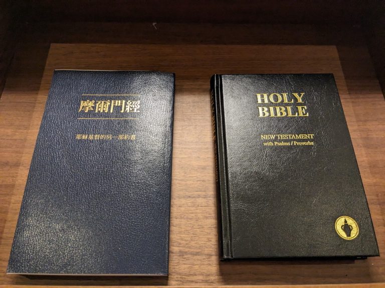 ベッドサイドデスクの引き出しに聖書