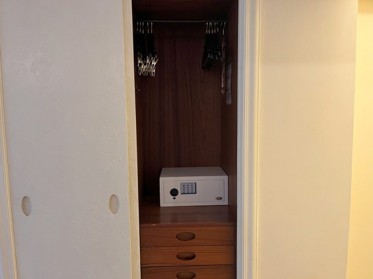 クローゼット外観(開けた状態)