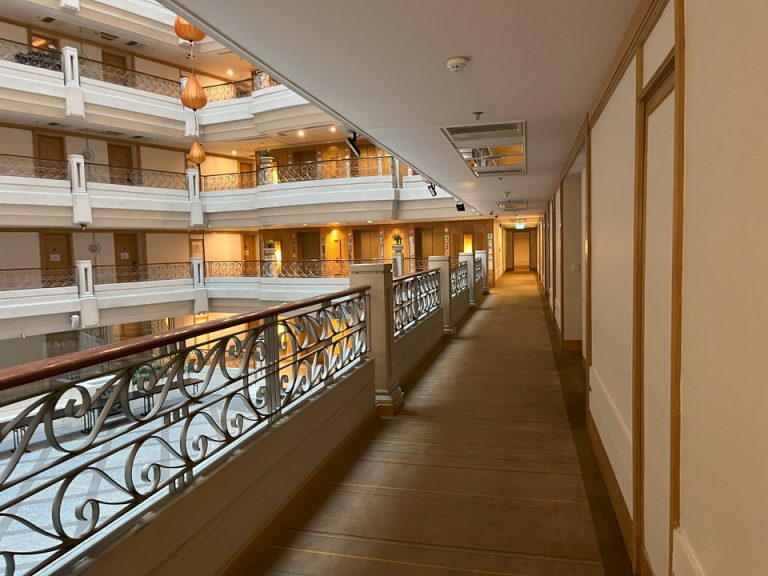 客室入り口付近廊下