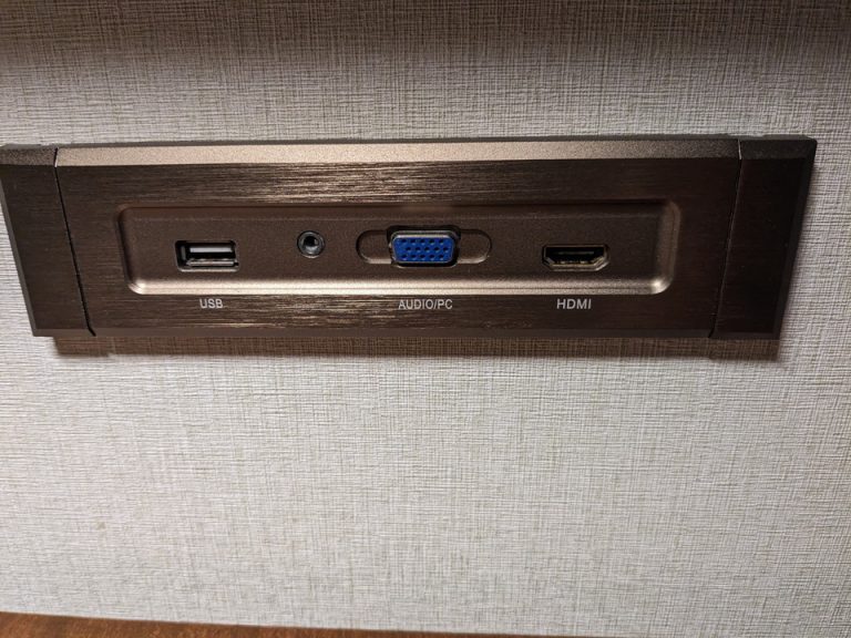デスクの壁にUSBポート、HDMI