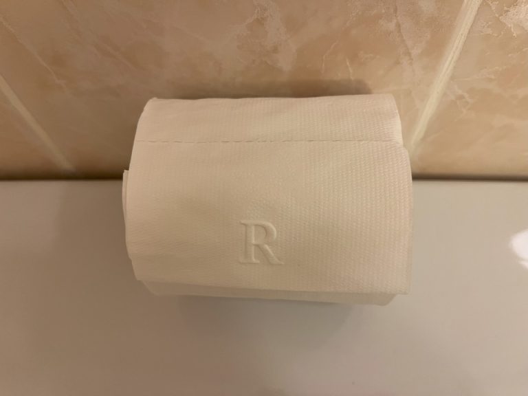 Rの黒印入りのティッシュ