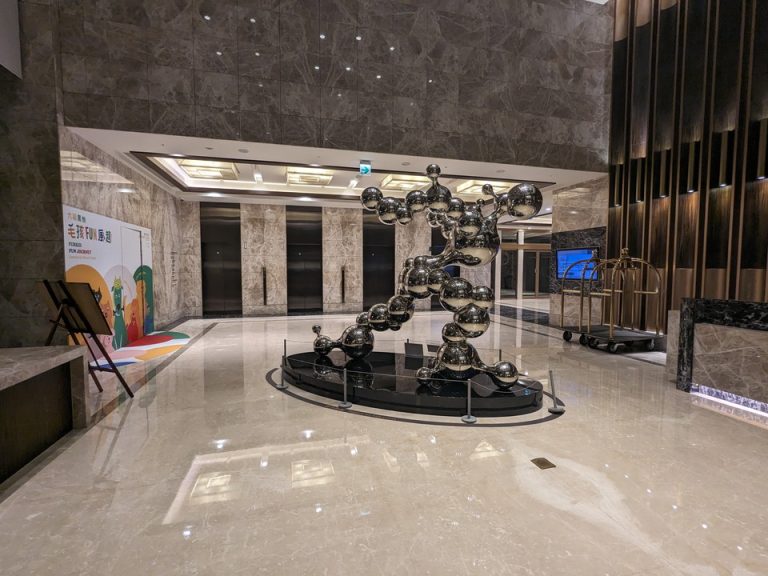 7階 1階に降りるエレベーター外観