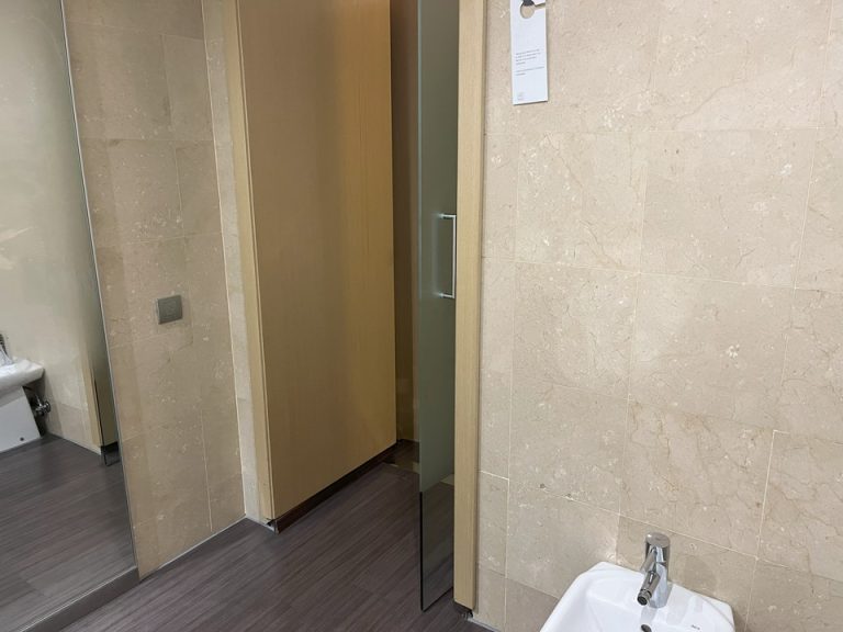 バスルーム内から入口