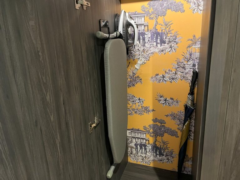 クローゼット内観