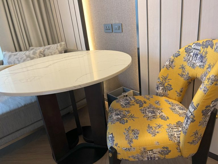 デスクがわりのテーブル