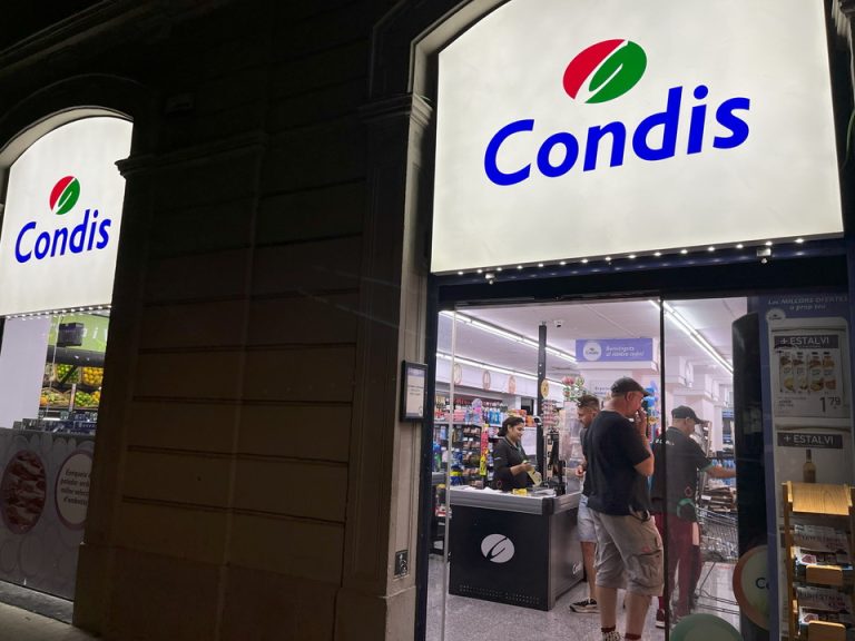 ホテル前の良心価格のミニスーパー