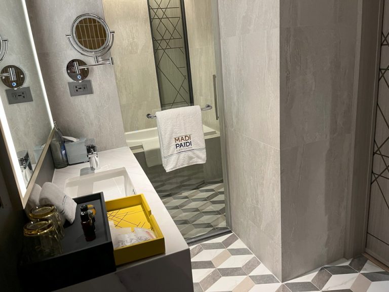 バスルーム入口から全景