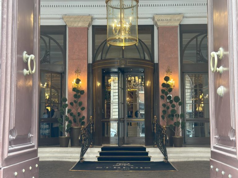 ホテル エントランス 昼