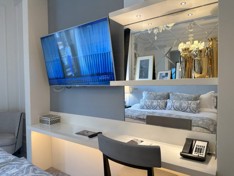 ベットからテレビを見る