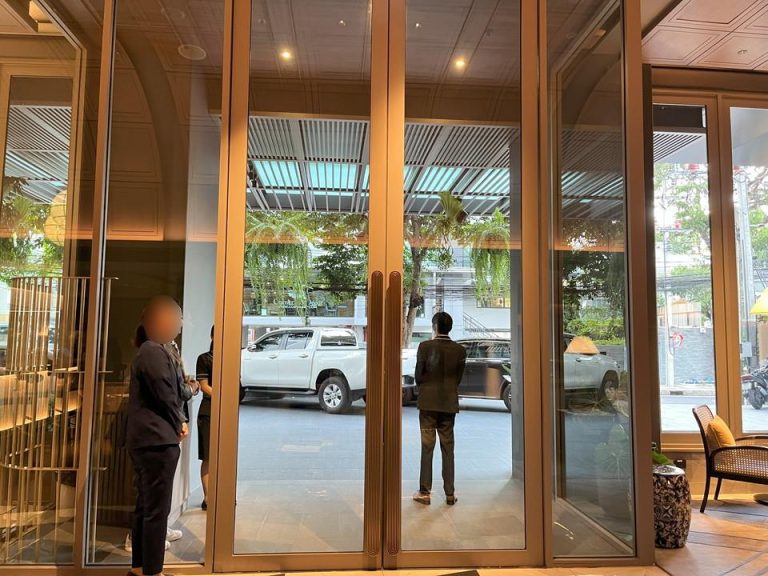 エントランス内観