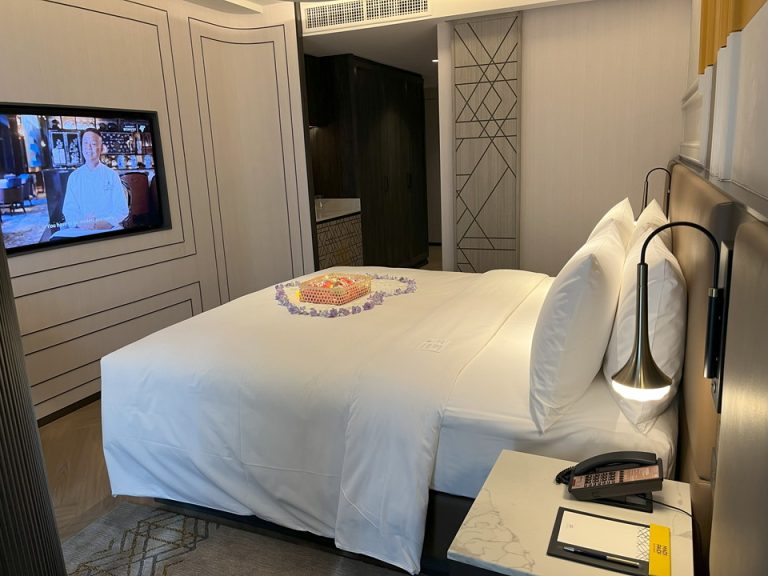 客室全体入口方向