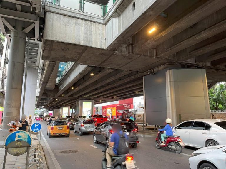 ホテル周辺 歩いてすぐの大通り