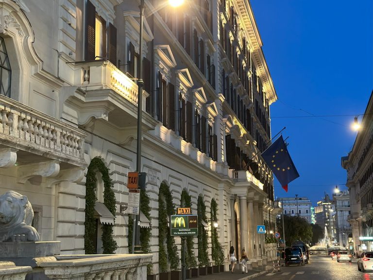 ホテル 夜 外観(1)