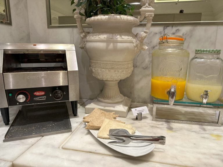 朝食パン、トースター、ジュースサーバー