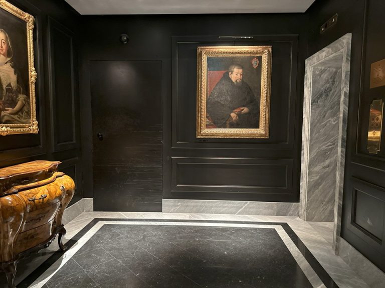 エレベーター前