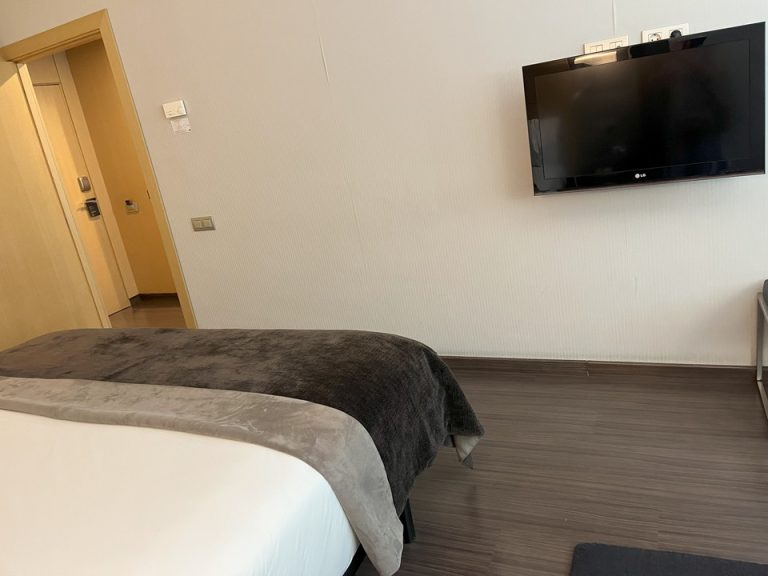 ベット方向からテレビ