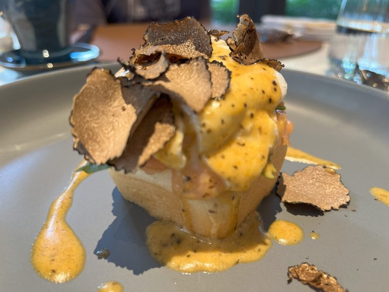 サーモンサーモンエッグベネディクト