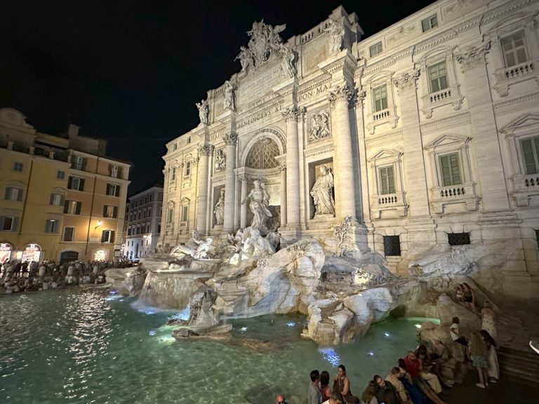 トレビの泉 夜